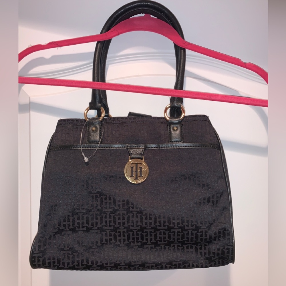 ⭐️Tommy Hilfiger Black Purse NEW⭐️